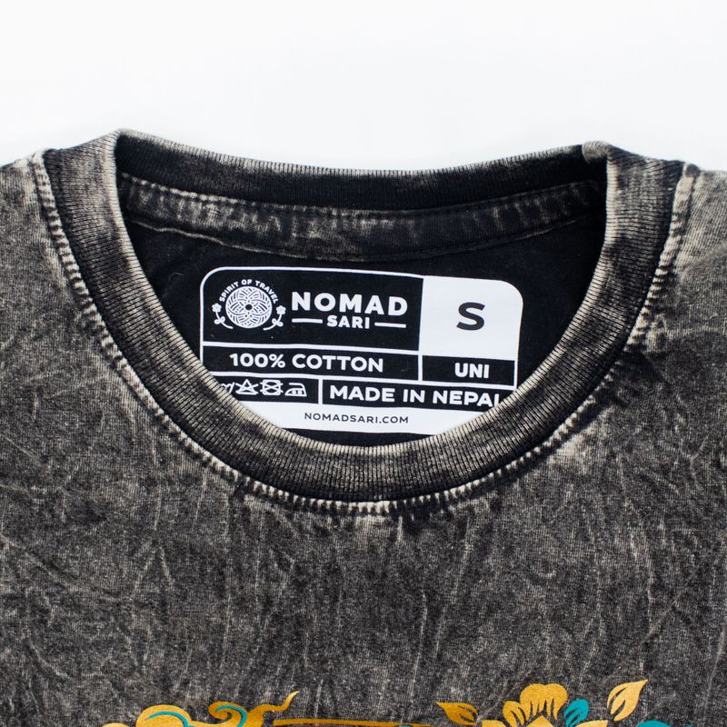 Nomad Sari stonewashed pamučna majica - Kompas života - Grafit - S