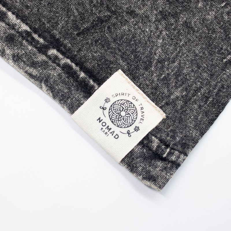 Nomad Sari stonewashed pamučna majica - Kompas života - Grafit - S