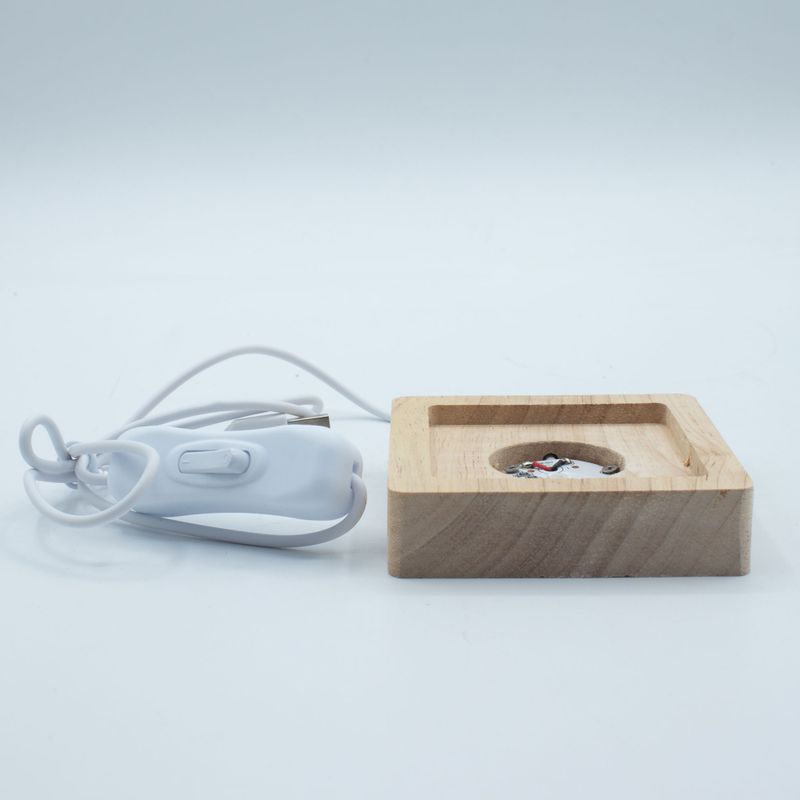 8 cm kvadratni drveni USB LED stalak - višebojan