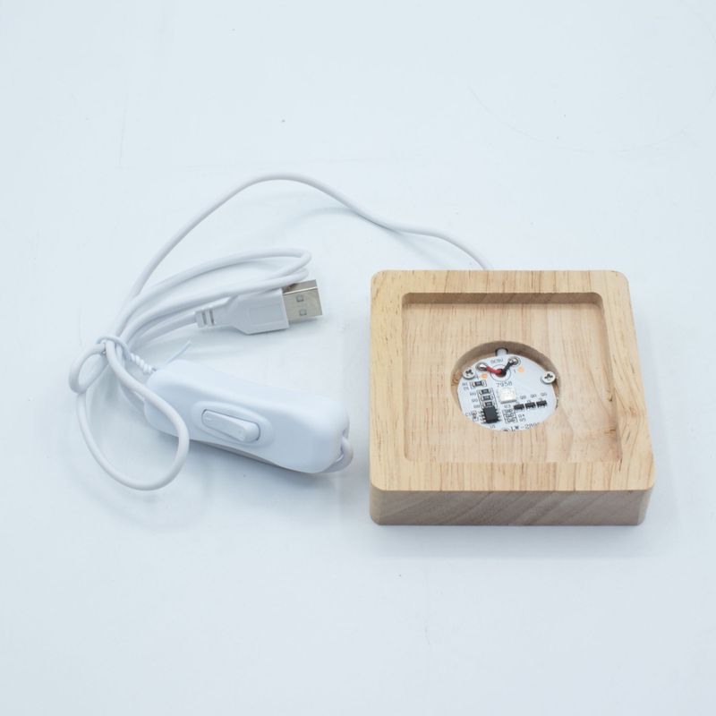 8 cm kvadratni drveni USB LED stalak - višebojan