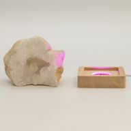 8 cm kvadratni drveni USB LED stalak - višebojan