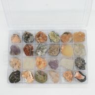 Mineralni uzorci - 24 komada mješovitih indijskih zeolita u izložbenom prikazu