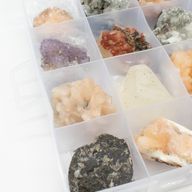 Mineralni uzorci - 24 komada mješovitih indijskih zeolita u izložbenom prikazu