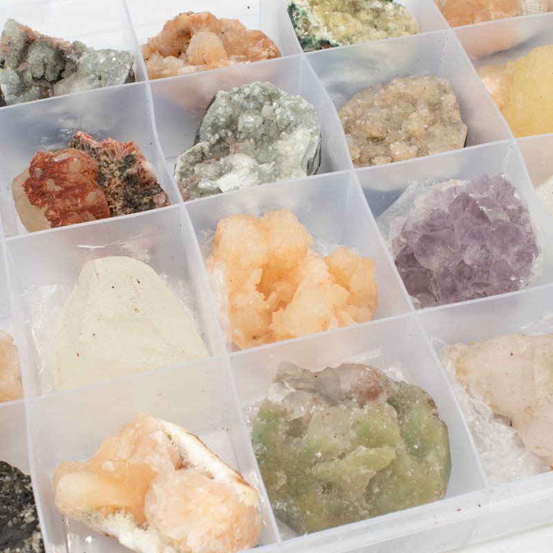 Mineralni uzorci - 24 komada mješovitih indijskih zeolita u izložbenom prikazu