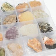 Mineralni uzorci - 24 komada mješovitih indijskih zeolita u izložbenom prikazu