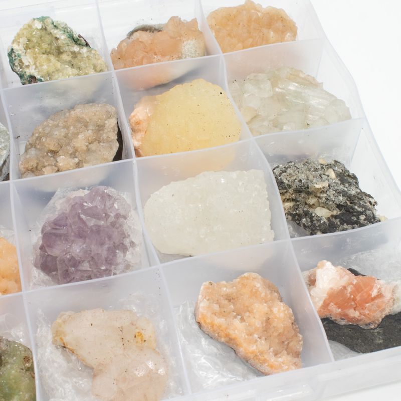 Mineralni uzorci - 24 komada mješovitih indijskih zeolita u izložbenom prikazu