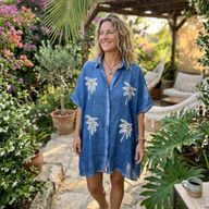 Nomad Sari u Mediteranskoj kolekciji - Kaftan - Plava s dekorom palmama u zlatnoj i bijeloj boji