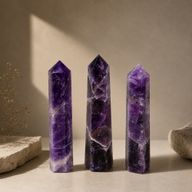 Poludragi kamen - šestostrani obelisk vrhovi, približno 11 cm - ametist