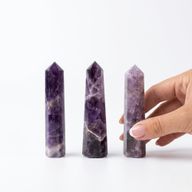Poludragi kamen - šestostrani obelisk vrhovi, približno 11 cm - ametist