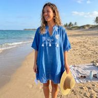 Nomad Sari iz Med kolekcije - kaftan - plava s kremastim vezom i resicama