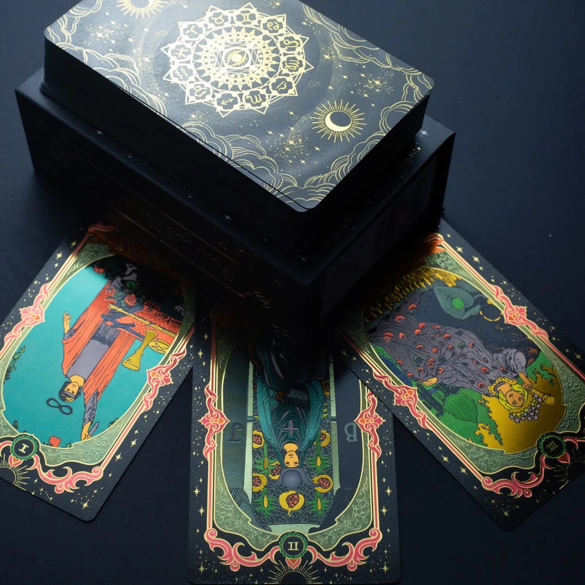 Tarot špil u ruci