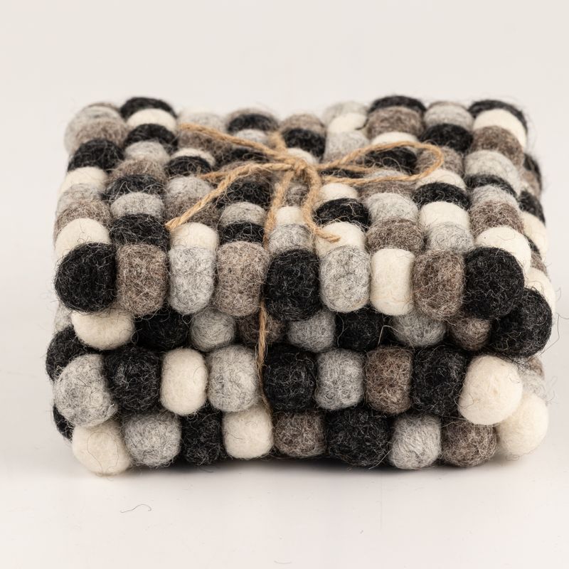Kvadratni podmetači od vunenih kuglica - 10 cm, višesiva boja (set od 4 komada)