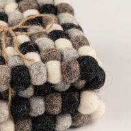 Kvadratni podmetači od vunenih kuglica - 10 cm, višesiva boja (set od 4 komada)