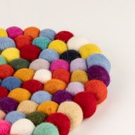 Ovalna podloga od vunenih kuglica - 38x18cm višebojna