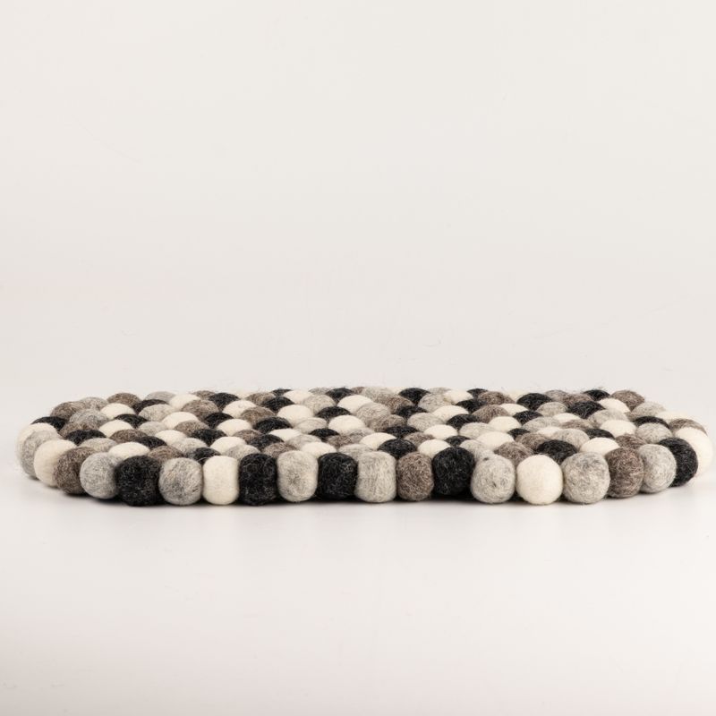 Ovalna podloga od vunenih kuglica - 38x18cm višesiva boja