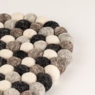 Ovalna podloga od vunenih kuglica - 38x18cm višesiva boja