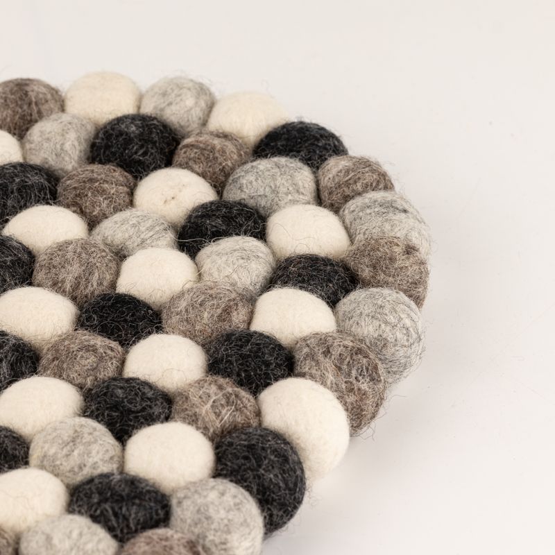 Ovalna podloga od vunenih kuglica - 38x18cm višesiva boja