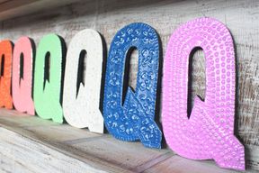 Slovo "Q" - Razne Boje - 15 cm