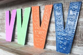 Slovo "V" - Razne Boje - 15 cm